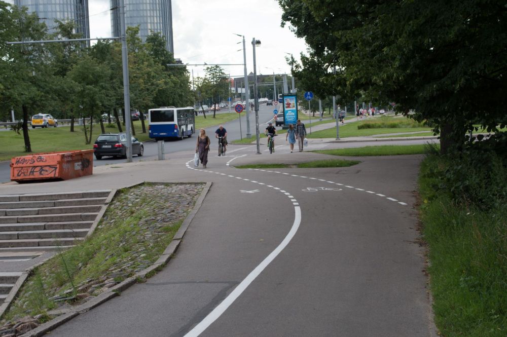 Šādos krāsojumos tiek bezjēdzīgi tērēta krāsa – tos nekad neviens neievēros. Pirmkārt, velosipēdu ceļam būtu jābūt tuvāk brauktuvei par gājēju daļu, otrkārt tam vajadzētu būt fiziski atšķirīgam no gājēju daļas.