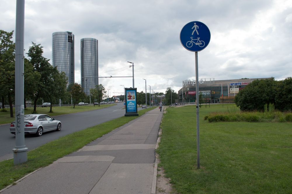 Tālāk ceļš ved garām gājēju un velosipēdistu iecienītajai “Olimpia”. Jāpiebilst, ka uz brauktuves būtu gana daudz vietas velojoslai.