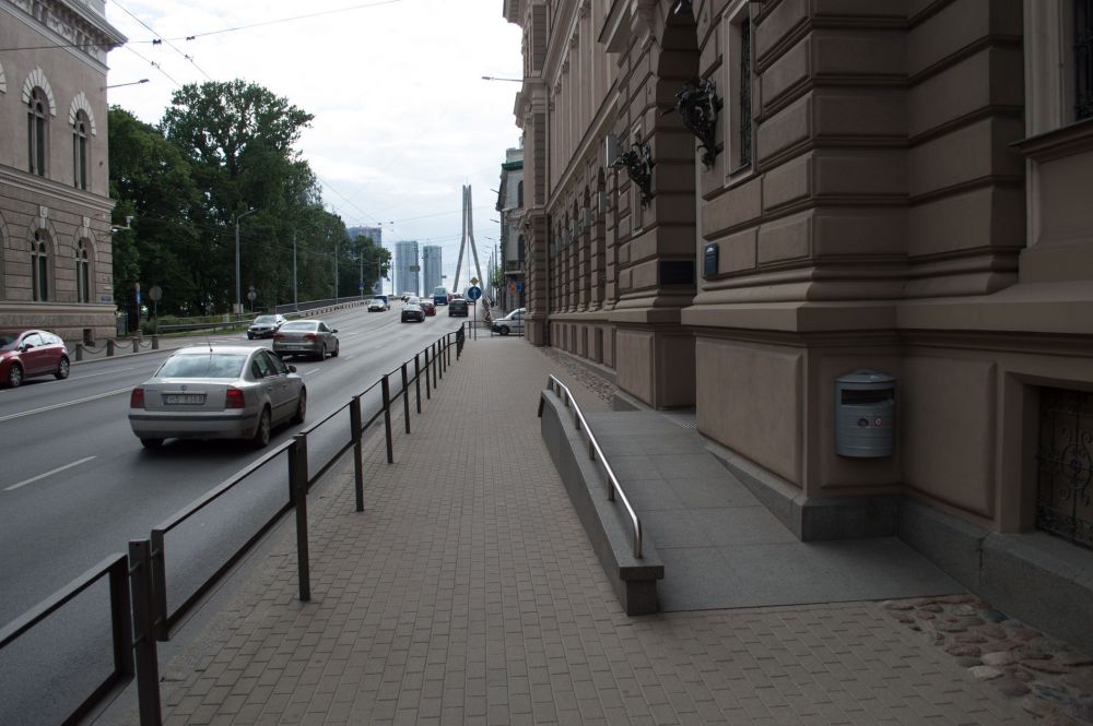 Kopīgajam gājēju un velosipēdu ceļam šajā vietā atrodas sašaurinājums, kas lieku reizi atgādina, ka šeit nav vietas riteņbraucējiem.