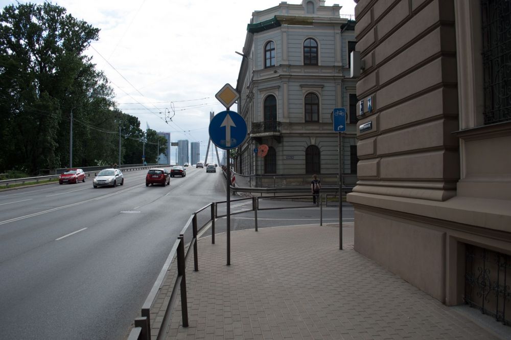 Tālāk ceļš ved pa labi. Šeit, cita starpā, vēl pirms pieciem gadiem gan gājēji, gan velosipēdisti ielu varēja šķērsot krustojumā, bet nu ir uzstādītas barjeras un jādodas uz nākamās ielas krustojumu, tā vietā, lai šeit uzstādītu luksoforus, kas bonusā samazinātu autotransporta sastrēgumus uz Citadeles un Muitas ielas. Rīgas domes Satiksmes departaments satiksmes drošību diemžēl prot "uzlabot" tikai šādi.
