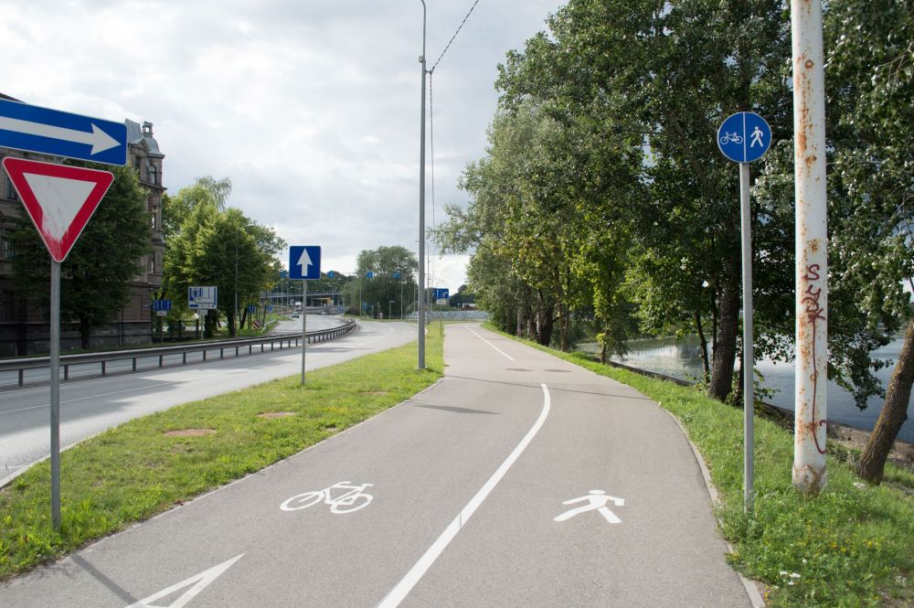 Šis veloceļa posms Daugavgrīvas ielā tika rekonstruēts 2013. gadā, Daugavgrīvas satiksmes mezgla rekonstrukcijas laikā. Vietas velosipēdistiem un gājējiem nu ir krietni vairāk, bet maršruts nu iet ar krietnu līkumu (~150 metri) caur jaunizveidoto Nameja krastmalu, tāpat veloceļš no gājēju daļas nav nodalīts fiziski, bet tikai ar baltu līniju.