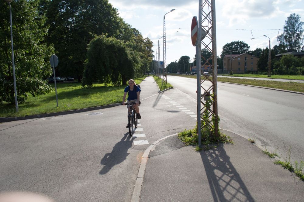 Savukārt šajā vietā veloceļa vidū ir liels stabs, kas dod iespēju pa veloceļu izbraukt vienam velosipēdistam - ja pretī brauks kāds cits, viņam būs jāpagaida. Šeit bez problēmām veloceļu var paplašināt pāris metrus pa kreisi, tādējādi atrisinot problēmu. Šeit nebūtu problēmu arī ar privātīpašumu atpirkšanu, jo zeme pāris metrus pa kreisi pieder pašvaldībai.