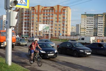 Aļmetjevska pirms veloinfrastruktūras izveides izskatījās līdzīgi lielajiem Rīgas mikrorajoniem un velosipēdisti lielākoties brauca pa ietvēm vai drosmīgākie - pa brauktuvi.