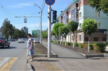 Veloceļu salaiduma vietās ar brauktuvi apmales neatradīsiet, jo komfortabla braukšana ar tādām nav iedomājama. Rīgā diemžēl apmales joprojām ir veloinfrastruktūras ikdiena.