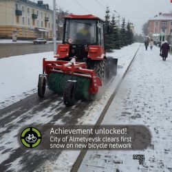 Aļmetjevskā nesen arī sācis snigt, bet ziema nav iemesls slēgt veloceļus - tie tikai regulāri jāttīra un velosipēdisti tos turpinās izmantot visu cauru ziemu. Šajā ziņā arī Rīgā jau otro sezonu velosipēdu ceļus no sniega attīra, tāpēc arī Rīgā ar katru ziemu parādās arvien vairāk un vairāk velosipēdistu.