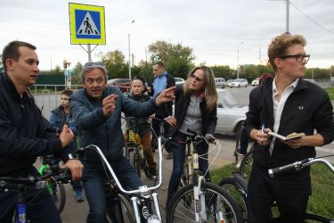 Agrīnās pilsētplānotāju tikšanās ar pilsētas vadību.
No kreisās - Aļmetjevskas mērs Airats Karuļins (Ayrat Khayrullin) un Copenhagenize Design Co. vadītājs Mikaels Kolvills - Andersens (Mikael Colville-Andersen).