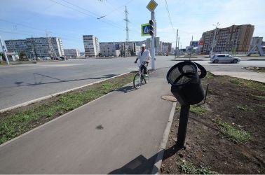 Velosipēdistu ērtībām pat izveidotas īpašas atkritumu tvertnes, kurās atkritumus var ērti izmest pat braucot.