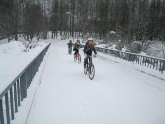 Oulu, Somija.
Lai arī ziemās Oulu gaisa temperatūra ir krietni zemāka nekā Latvijā, skolēni uz skolu ar velosipēdiem šeit dodas visu gadu.