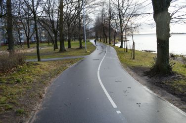 Ceļš turpinājumā ved gar burvīgu Daugavas ainavu. Ideāla pastaigu vieta. Vai šī ir īstā vieta veloceļam? Diez vai.
