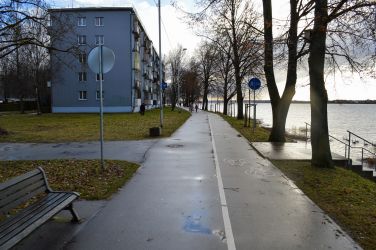 Gājējiem atvēlētā daļa nav īsti piemērota mierīgai pastaigai divatā, jo tās platums ir pārāk šaurs, lai samainītos, piemēram, divi mīlnieku pārīši, neiekāpjot velosipēdistiem paredzētajā ceļa daļā.
