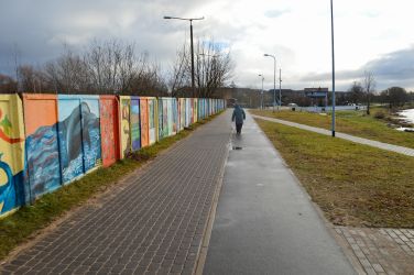 Novērojām, ka gājēji un velosipēdisti neievēro arī dažādus materiālus ceļa daļām. Tieši tādēļ labākais variants ir gājēju ietvi veidot atšķirīgā līmenī - augstāku par veloceļu.