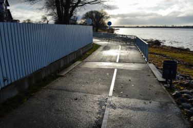 Turpinājumā vēl viens tilts ar asu pagriezienu, kur viegli sadurties ar pretimbraucošu velosipēdistu.