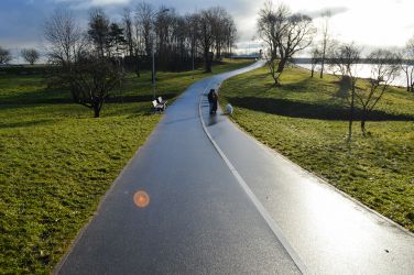 Kārtējo reizi redzam, ka balta līnija gājējam intuitīvi "nepastāsta", ka šeit ir veloceļš un jāuzmanās no velotransporta.
