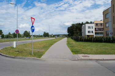 Kopīgais gājēju un velosipēdu ceļš sākas aiz krustojuma ar Jasmuižas ielu. Abas ceļa zīmes, kas par to senāk liecināja, gan ir mistiski "pazudušas".
