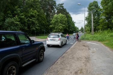 Priekšroka šeit ir automašīnām, jo veloceļš brauktuvi šķērso ārpus krustojuma, bet ļoti bieži kāds autovadītājs, labu gribēdams, apstājas, savukārt pretējā virzienā braucošais var nepaspēt apstāties, tādējādi izraisot smagu negadījumu.