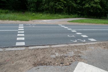 Pie tam bīstamajā šķērsojumā veloceļam ir ļoti slikta ceļa seguma kvalitāte, kas rada papildu drošības riskus.