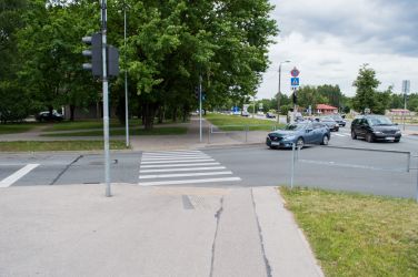 Turpinājumā jāšķērso gājēju pāreja un tālāk kopīgais gājēju un velosipēdu ceļš ir abās ielas pusēs, kreisajā pusē ceļa zīme gan ir "pazudusi". Sākumā izbrauksim labās puses "veloceļu".