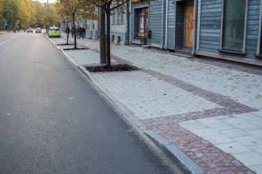 Toties turpinājumā kāds izdomājis apmales tomēr pazemināt un šeit ietves apmales ir brauktuves līmenī.