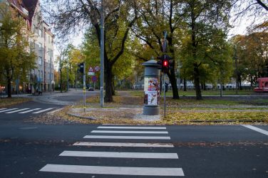 Citviet stendi novietoti sliktākajās iespējamajās vietās - kā šajā gadījumā tieši pie gājēju pārejas.