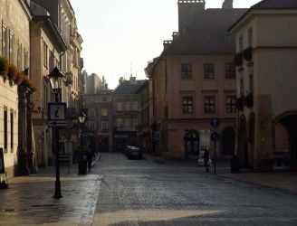 Krakova - vienīgā pazemes gājēju pāreja ved zem dzelzceļa, tiesa tā izveidota ar lēzenu nobrauktuvi un ir ērti izmantojama visiem gājējiem.