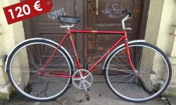 ZEMO CENU KATEGORIJA - beļģu šosejas tūrsima velo, kas pārbūvēts par vienkāršu un tai pat laikā pavieglu velo pilsētai. Kājas brezme, dubļu sargi. Cena šim 120eur.
Vecie tērauda velo vienmēr ir pārtaisāmi par uzticamiem vienkāršiem pilsētas velo. Rīga ir "palkana" tāpēc pietiek ar vienu ātrumu. Kājas bremze- lēta un uzticama un neprasa lielus ieguldījums gan ikdienā vasarā, gan ziemā, turklāt ziemā velo būs lēti kopjams, nav trošu, nav ātrumu, nav bremžu, kas dilst un viss pārējais arī ļoti strauji nolietojas, dēļ sāls! Un! Lēto galu vienmēr ieteicams skatīt uz kājas bremzes un Nīderlandes ražojumi vienmēr ir ļoti laba izvēle, sieviešu kājbremzes Gazelle's ir ļoti populāras NL nomas kontoros.