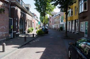 Piemērs no Eindhovenas (Nīderlande) dzīvojamā tipa ielas, kurā autobraucējam ik pēc neliela gabaliņa ir jāmaina brauktuves puse, jo mainās stāvvietu atrašanās vieta. Komplektā ar kokiem šāds risinājums strādā nevainojami, lai nodrošinātu droša ātruma ievērošanu.