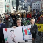 Foto: Ieva Leiniša, LETA, Jauns.lvhttp://jauns.lv/foto/zinas/33622-piketa-pie-rigas-domes-pieprasa-veloinfrastrukturas-uzlabosanu