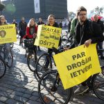 Foto: Ieva Leiniša, LETA, Jauns.lvhttp://jauns.lv/foto/zinas/33622-piketa-pie-rigas-domes-pieprasa-veloinfrastrukturas-uzlabosanu