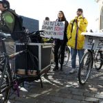 Foto: Ieva Leiniša, LETA, Jauns.lvhttp://jauns.lv/foto/zinas/33622-piketa-pie-rigas-domes-pieprasa-veloinfrastrukturas-uzlabosanu