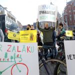Foto: Ieva Leiniša, LETA, Jauns.lvhttp://jauns.lv/foto/zinas/33622-piketa-pie-rigas-domes-pieprasa-veloinfrastrukturas-uzlabosanu