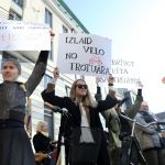Foto: Ieva Leiniša, LETA, Jauns.lvhttp://jauns.lv/foto/zinas/33622-piketa-pie-rigas-domes-pieprasa-veloinfrastrukturas-uzlabosanu