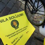 Foto: Ieva Leiniša, LETA, Jauns.lvhttp://jauns.lv/foto/zinas/33622-piketa-pie-rigas-domes-pieprasa-veloinfrastrukturas-uzlabosanu