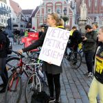 Foto: Ieva Leiniša, LETA, Jauns.lvhttp://jauns.lv/foto/zinas/33622-piketa-pie-rigas-domes-pieprasa-veloinfrastrukturas-uzlabosanu