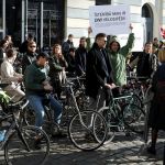 Foto: Ieva Leiniša, LETA, Jauns.lvhttp://jauns.lv/foto/zinas/33622-piketa-pie-rigas-domes-pieprasa-veloinfrastrukturas-uzlabosanu