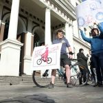 Foto: Ieva Leiniša, LETA, Jauns.lvhttp://jauns.lv/foto/zinas/33622-piketa-pie-rigas-domes-pieprasa-veloinfrastrukturas-uzlabosanu