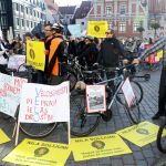 Foto: Ieva Leiniša, LETA, Jauns.lvhttp://jauns.lv/foto/zinas/33622-piketa-pie-rigas-domes-pieprasa-veloinfrastrukturas-uzlabosanu
