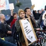 Foto: Ieva Leiniša, LETA, Jauns.lvhttp://jauns.lv/foto/zinas/33622-piketa-pie-rigas-domes-pieprasa-veloinfrastrukturas-uzlabosanu