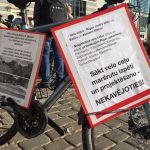 Foto: Anete Bērtule, Latvijas Televīzija https://www.lsm.lv/raksts/zinas/latvija/foto-piketa-pie-rigas-domes-pieprasa-sakartot-veloinfrastrukturu.a296329/