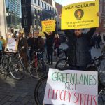 Foto: Anete Bērtule, Latvijas Televīzija https://www.lsm.lv/raksts/zinas/latvija/foto-piketa-pie-rigas-domes-pieprasa-sakartot-veloinfrastrukturu.a296329/