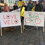 Foto: Kristaps Feldmanis, Latvijas Radio https://www.lsm.lv/raksts/zinas/latvija/foto-piketa-pie-rigas-domes-pieprasa-sakartot-veloinfrastrukturu.a296329/